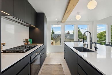 Perfect in Park City. This stunning three-bedroom, 3.5-bath - photo 15