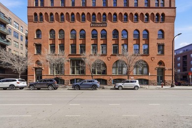 Located on a quiet street in the heart of the North Loop, you - photo 25