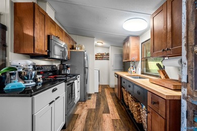 Dream lake home on Lake Neely Henry. This open concept three - photo 16