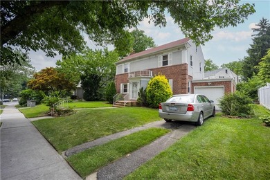 (private lake, pond, coastal) Home Sale Pending in Hollis Hills New York