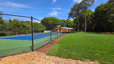 A sweeping circular driveway welcomes you to this ultra-private - photo 13