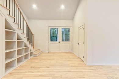 A sweeping circular driveway welcomes you to this ultra-private - photo 17