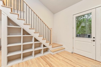 A sweeping circular driveway welcomes you to this ultra-private - photo 18