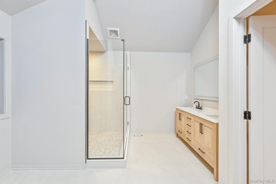 A sweeping circular driveway welcomes you to this ultra-private - photo 37