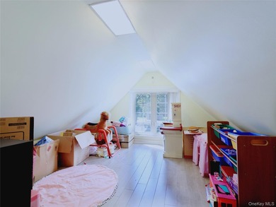 Renovated in 2020. 3 Bedrooms,1 Full Bath Cozy Colonial Zoned in - photo 23
