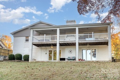 This stunning waterfront ranch with basement offers the perfect - photo 4