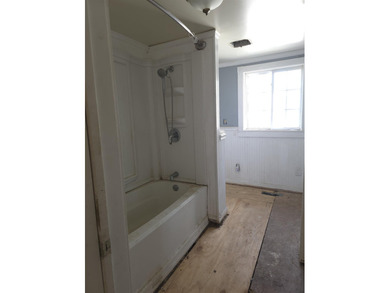 Investor Special | Fix & Flip Opportunity | 3BR / 2BA | 0.34 - photo 14