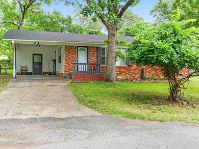 Nestled in a convenient Hot Springs location, this 3-bedroom, 1 - photo 2