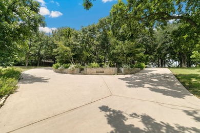 LOCATION, LOCATION, LOCATION. Lake living on one of the most - photo 13