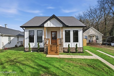 Fort Loudoun Lake Home For Sale in Knoxville Tennessee