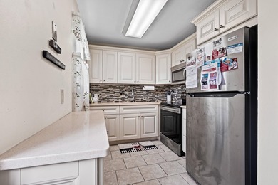 Welcome home to this beautifully updated CORNER condo, 2 - photo 5