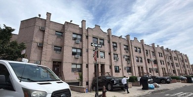 This Condo Style Home Features 4 Bedrooms, 2 Full Baths, Eat In - photo 4