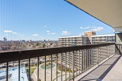 Brand new renovations in this 2 bedroom/ 2 bathroom in the - photo 22