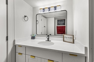 *** GORGEOUS RECENTLY REMODELED 3 BEDROOM / 2 BATH *** Open - photo 23