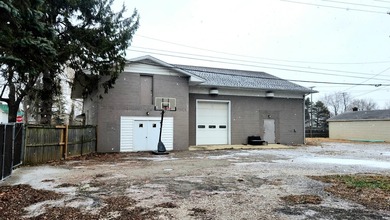 Commercial opportunity featuring 2,976 sqft shop building, C-1 - photo 11