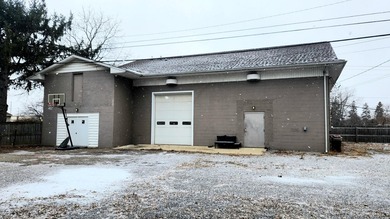 Commercial opportunity featuring 2,976 sqft shop building, C-1 - photo 12