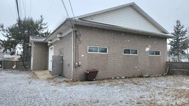 Commercial opportunity featuring 2,976 sqft shop building, C-1 - photo 13