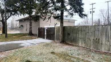 Commercial opportunity featuring 2,976 sqft shop building, C-1 - photo 14