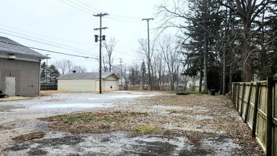 Commercial opportunity featuring 2,976 sqft shop building, C-1 - photo 16