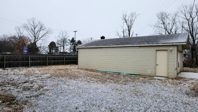 Commercial opportunity featuring 2,976 sqft shop building, C-1 - photo 17