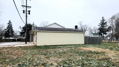 Commercial opportunity featuring 2,976 sqft shop building, C-1 - photo 19
