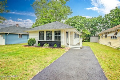 THIS HOME IS STUNNING!! EVERYTHING IS BRAND NEW AND ABSOLUTELY - photo 2