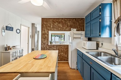 Enjoy waterfront living with this adorable 2-bedroom, 1-bath - photo 4