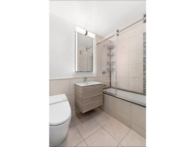 Welcome to this beautifully renovated 3-bedroom, 2-bathroom home - photo 5