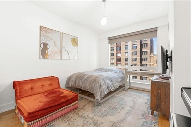 Welcome to this beautifully renovated 3-bedroom, 2-bathroom home - photo 6