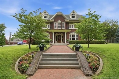 Stately Georgian home residing on Woodward Boulevard, in Sunset - photo 3