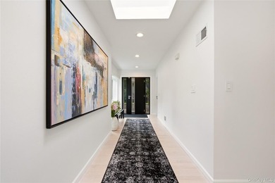 ROSLYN HARBOR. Beautifully positioned on a private, park-like - photo 3