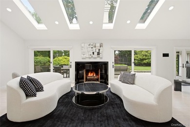 ROSLYN HARBOR. Beautifully positioned on a private, park-like - photo 5