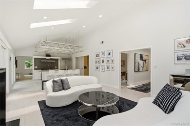 ROSLYN HARBOR. Beautifully positioned on a private, park-like - photo 7