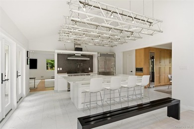 ROSLYN HARBOR. Beautifully positioned on a private, park-like - photo 8