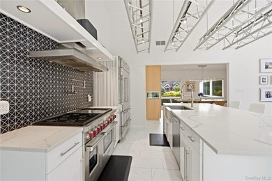 ROSLYN HARBOR. Beautifully positioned on a private, park-like - photo 9