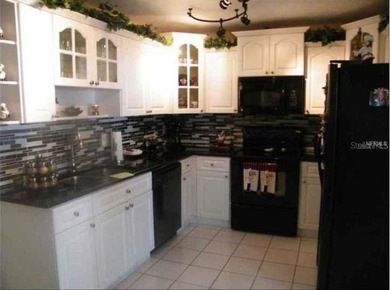 Welcome to this beautifully maintained 3-bedroom, 2.5-bathroom - photo 3