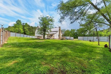 Nestled on nearly an acre, this charming three-bedroom - photo 32
