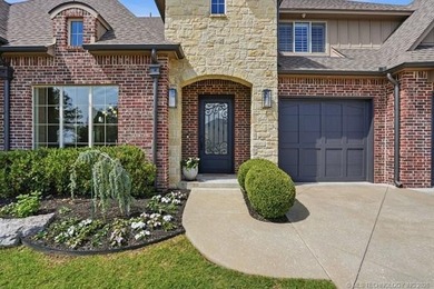 Custom home built by Burton Homes in 2016, this stunning brick - photo 4