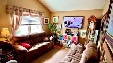 Beautifully maintained 3BR, 1BA home with cathedral ceilings in - photo 9