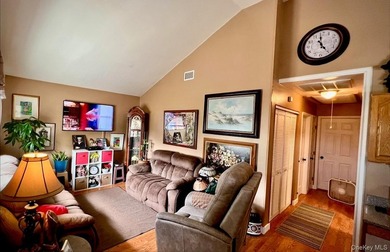Beautifully maintained 3BR, 1BA home with cathedral ceilings in - photo 10