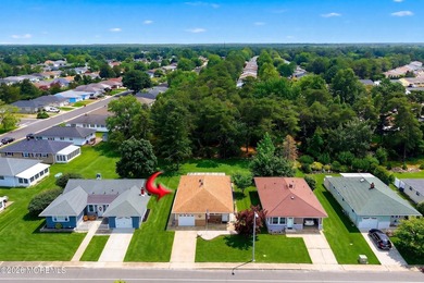Experience worry-free living in this METICULOUSLY RENOVATED - photo 2