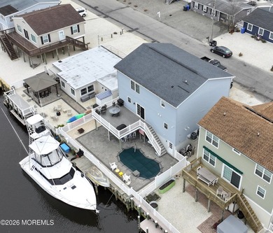 Stunning newer construction waterfront home in sought after - photo 2