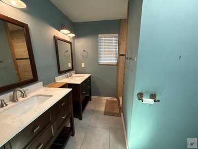 Spacious 4 bedroom 3 bath home, recently updated nestled on 25 - photo 11