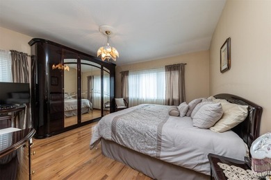 Custom-built Oceanside Colonial with 4 bedrooms, 2.5 baths and - photo 12