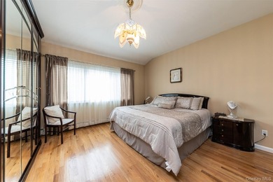 Custom-built Oceanside Colonial with 4 bedrooms, 2.5 baths and - photo 13