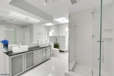 Incredible private retreat positioned on over 10 acres of land - photo 15