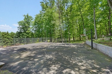 Incredible private retreat positioned on over 10 acres of land - photo 28