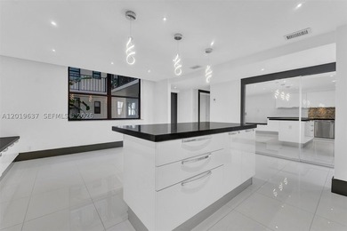 Beautifully upgraded 3 bedroom 2 bathroom first floor corner - photo 3