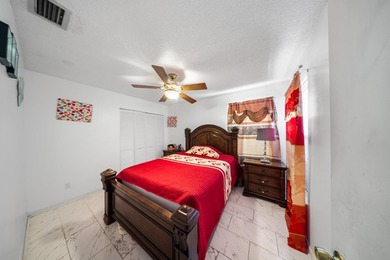 This spacious one-story villa is ideally located in the heart of - photo 15