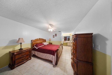 This spacious one-story villa is ideally located in the heart of - photo 18